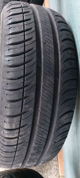 Pneus Michelin 185/60 R14 em muito bom estado