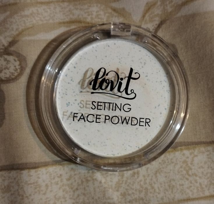 Продам косметику-тени,блеск,румяна,подводку белую,пудру,крем