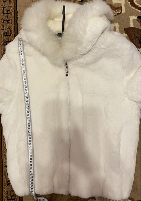 Шубка в білому кольорі