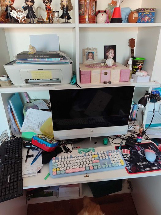 Armario secretária em que a parte onde está o computador fecha.