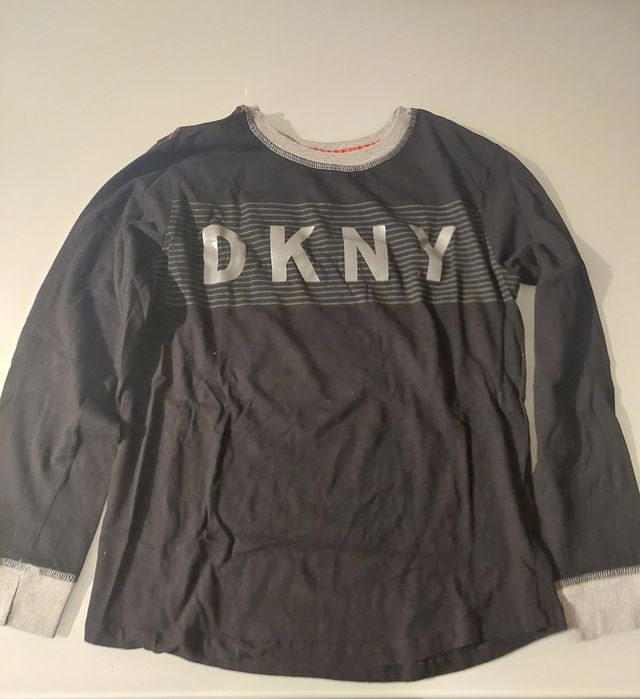 T-shirt preta da DKNY