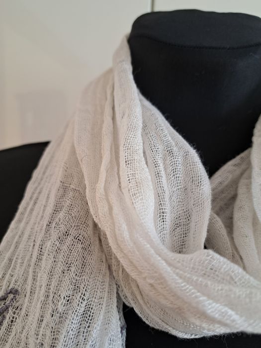 Cienki szalik popiel gołębi  motyw kwiatowy