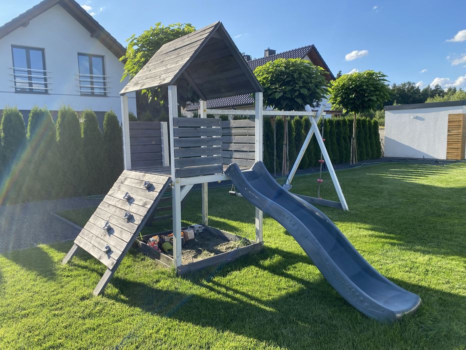 Plac zabaw drewniany z wieżą, huśtawkami, ścianką wspinaczkową i liną