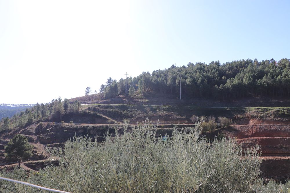 Vendo casa em aldeia tranquila