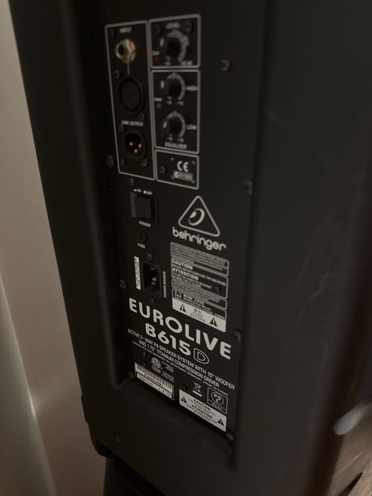 Vendo 2 colunas Behringer B615d de 1500w