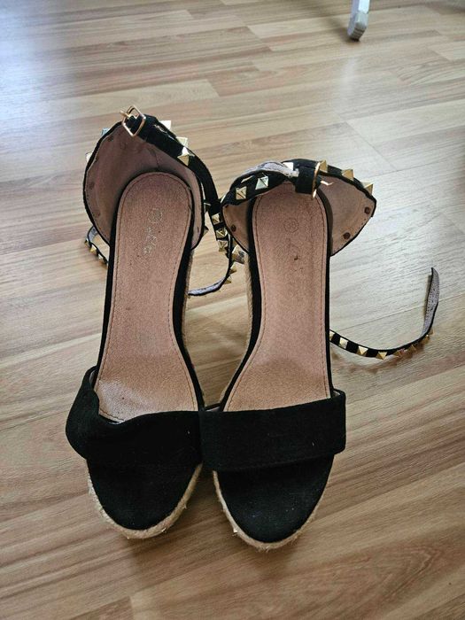 Босоніжки на танкетці