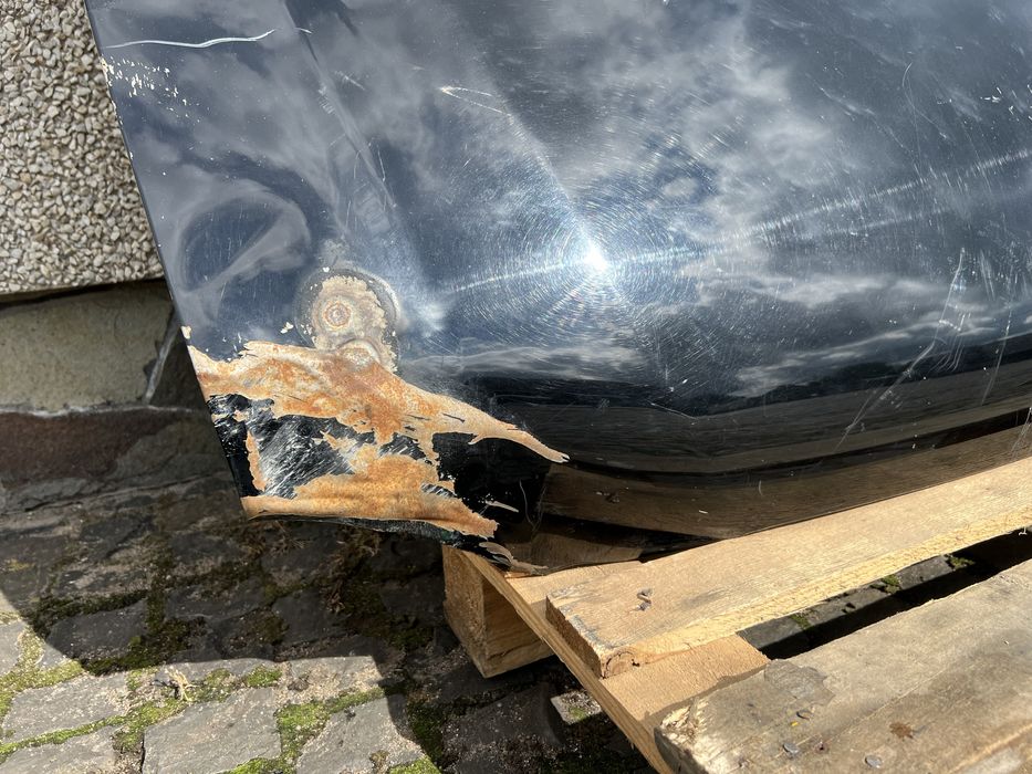 Капот Lexus LX 470.