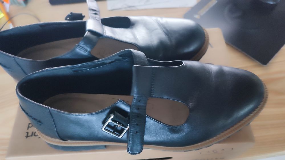 Шкіряні туфлі Clarks на невеликих підборах