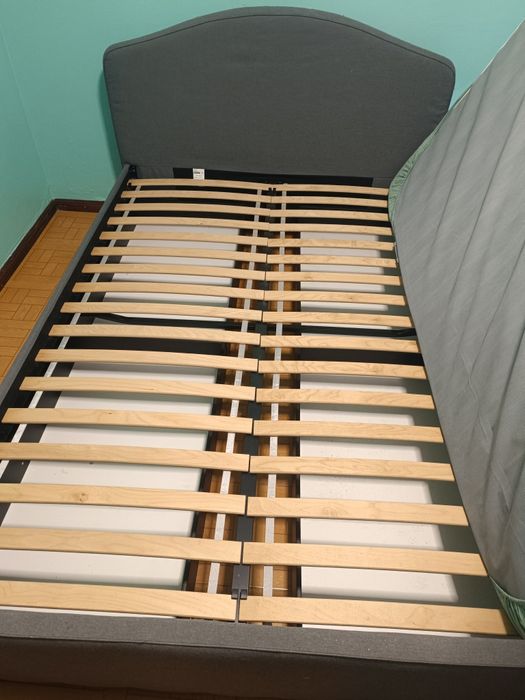 Conjunto de quarto (cama c/ arrumação, roupeiro e mesinhas de cabeceir