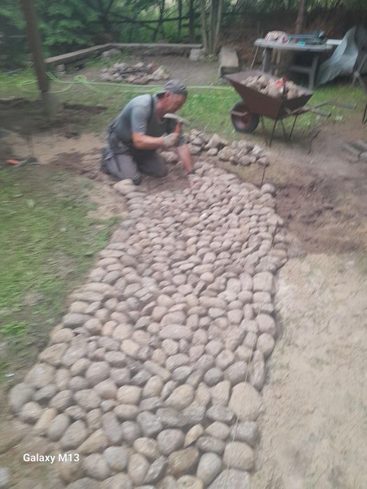 Układanie z kamienia polnego