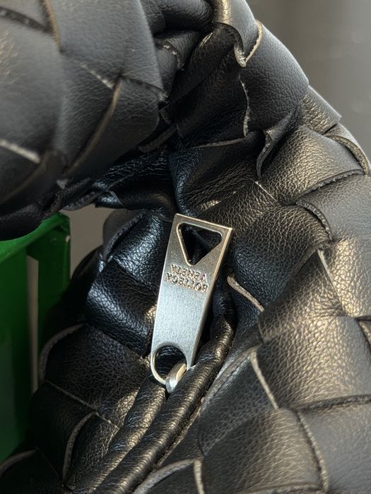 Bottega Veneta чорна шкіряна сумочка