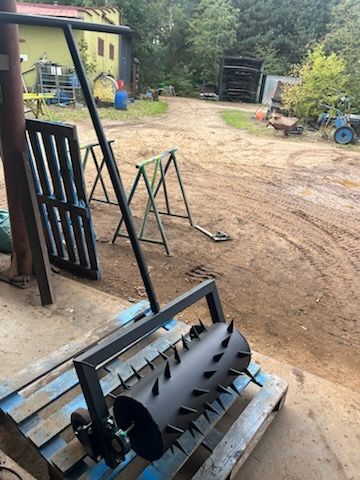Ręczny walec z kolcami aerator do trawnika