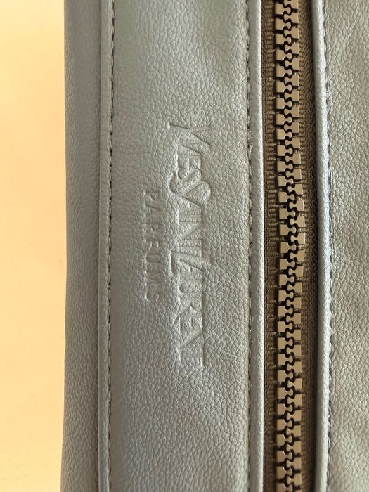 Necessaire Yves Saint Laurent, nunca usado