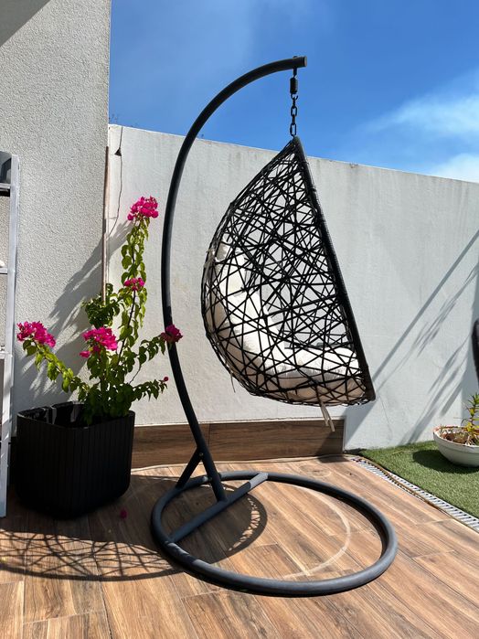 Cadeira suspensa em rattan preto com suporte e almofadas