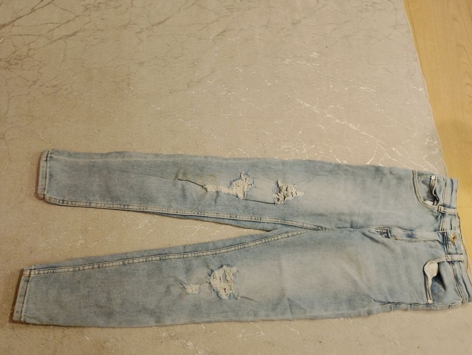 Niebieskie jeansy z dziurami