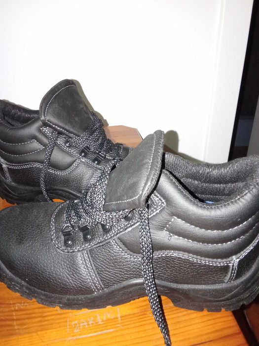 Botas trabalho ( 42 novas)
