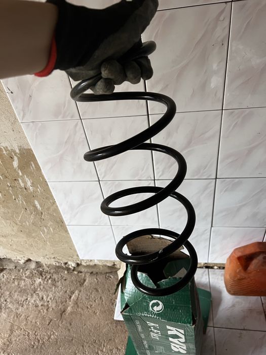 Пружина підвіски автомобіля RH2711