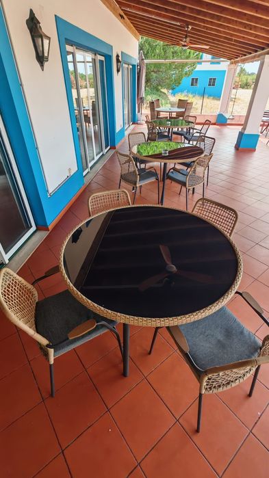 Conjunto de mesas e cadeiras de jardim