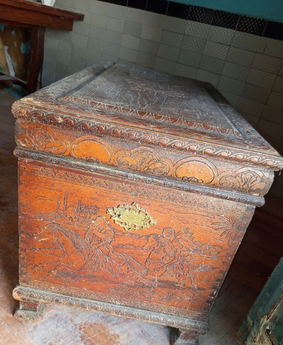 Arca esculpida com gravuras