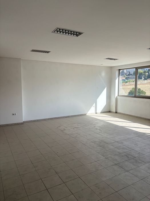 Arrendo prédio com 8 salas