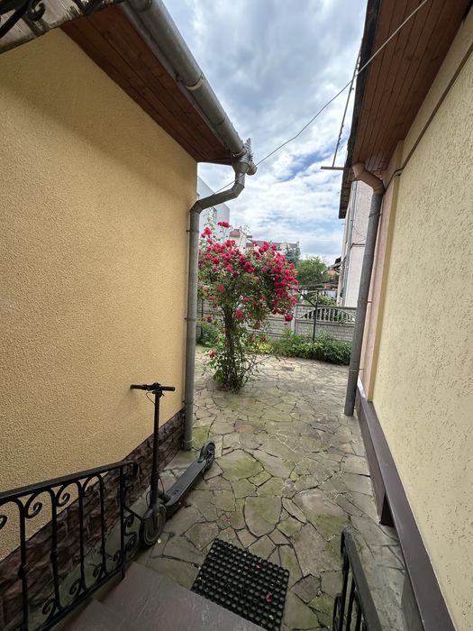 В центрі біля парку півособняк з 2 кухнями та гарному стані 5 кімнат