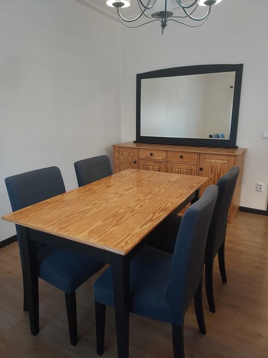 Mobília de sala com Cristaleira e mesa com 4 cadeiras