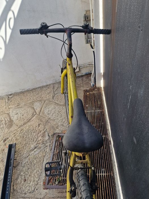 Duas bicicletas e dois suportes
