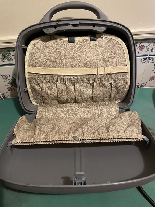 Mala de artigos pessoais e de cosmética para viagem.