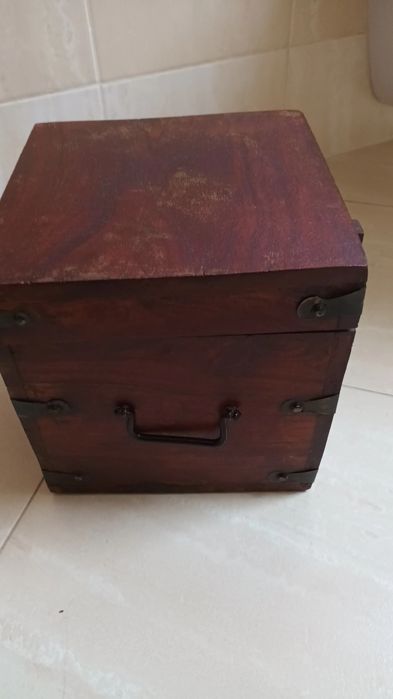 Kolonialna skrzynka na drobiazgi