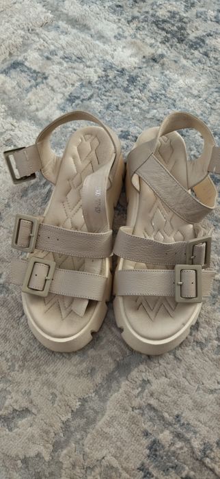 Сандалі шкіряні. Стан нових