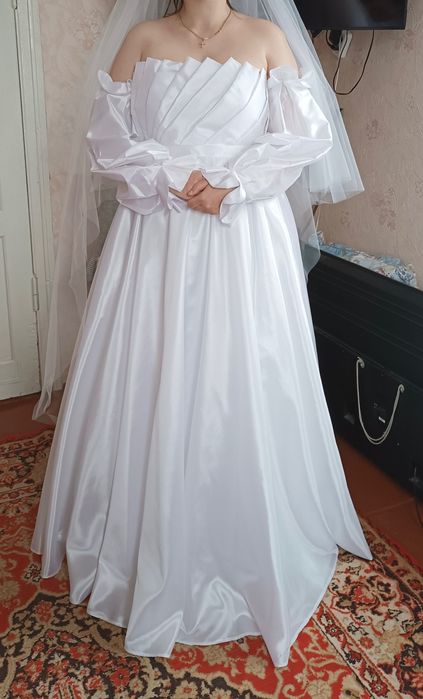 Весільна сукня .