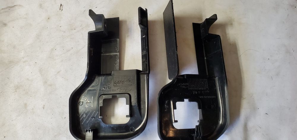 Osłony  plastikowe mocowania fotela przedniego prawego mustang 6