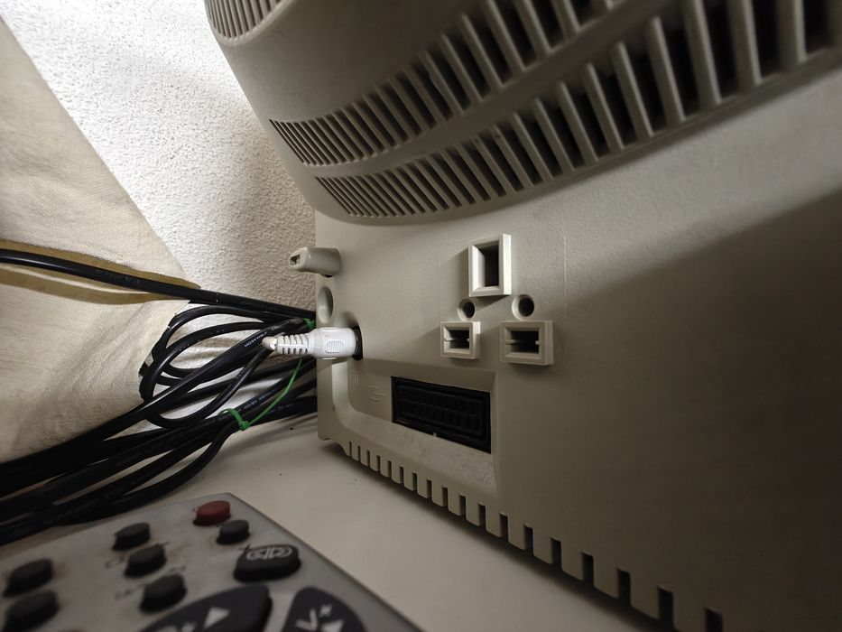 Televisão CRT VOG 14" c/ SCART + Comando Original + Manual (Ideal Retrogaming)