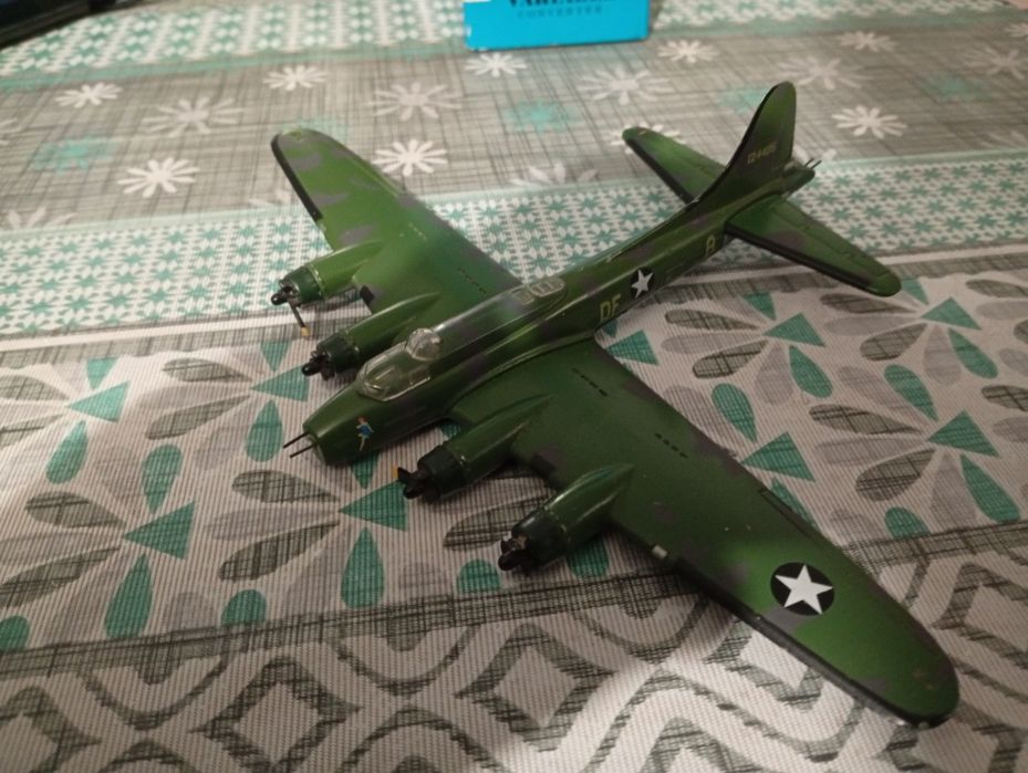 Модель літака B-17 в масштабі 1:144