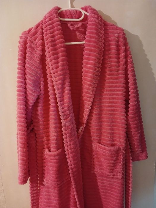 Розовый халат женский