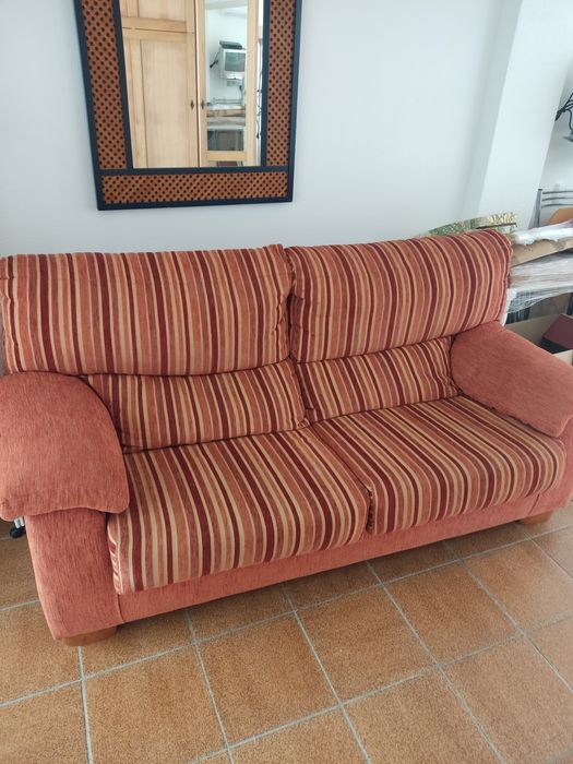 Sofá de três lugares