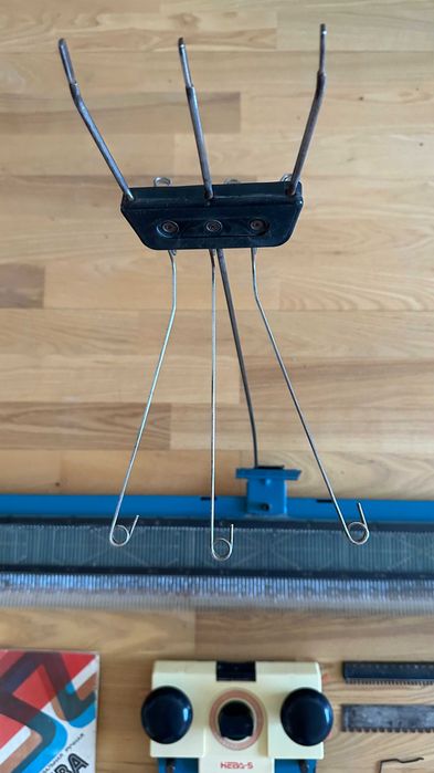 Вязальная машинка НЕВА 5 продам