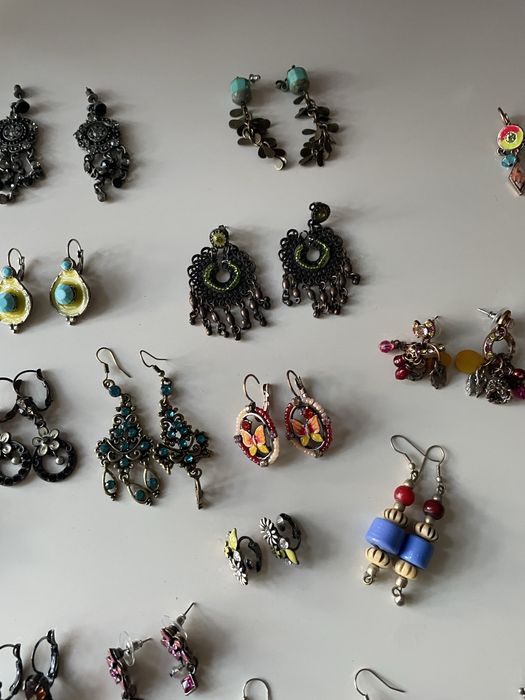 Caixa com 39 pares de brincos