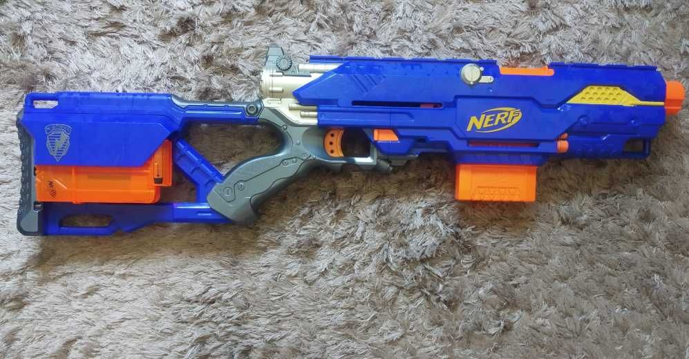 Conjunto com  5 NERF modelos diferentes , em bom estado