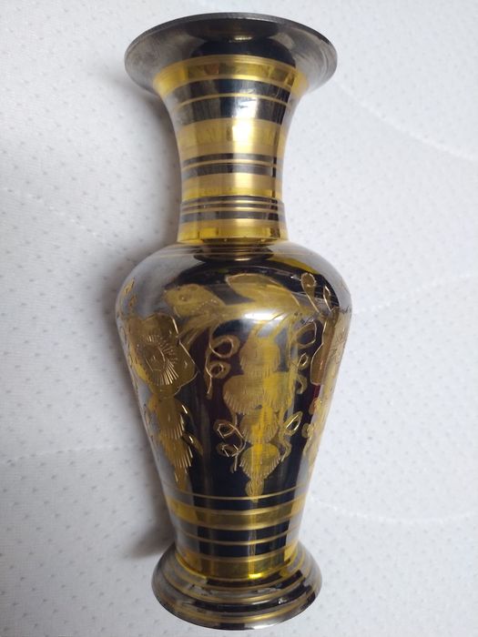 Vaso jarra de latão bicolor Fabricado na Índia Pátina natural.