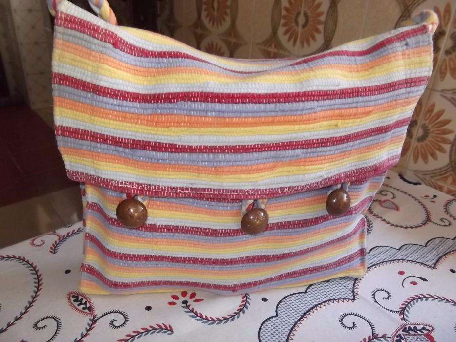 Vendo mala ou carteira tira colo em tecido trabalhado como nova