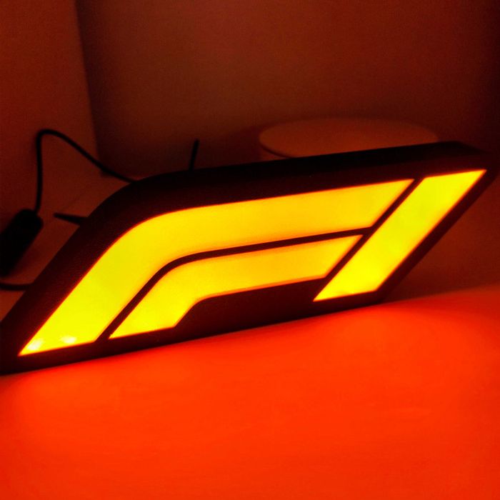 Candeeiro Formula 1 com tomada e ligação USB