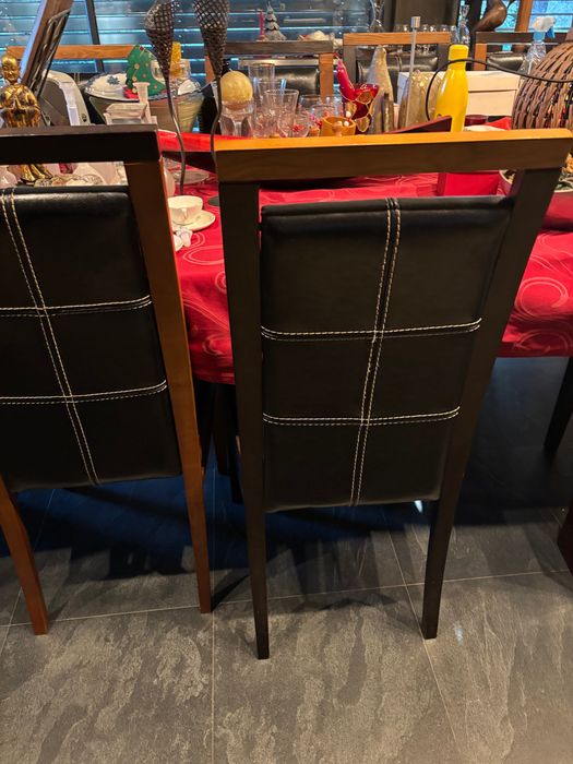 Mesa de sala de jantar com 12 cadeiras
