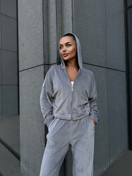 Велюровий жіночий костюм