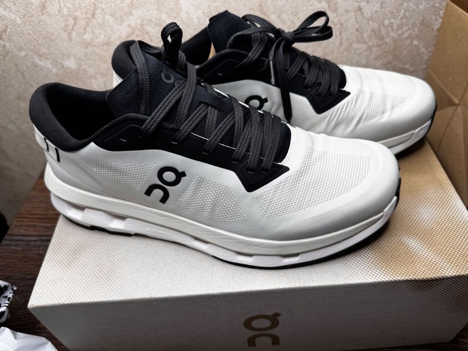 Кросівки On Cloudzone — нові, white/black, UK 9.5 / EU 44