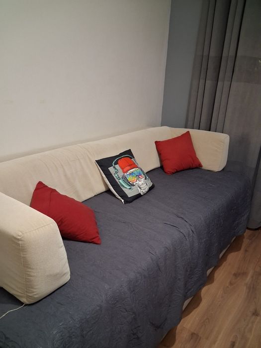 Cama solteiro  transformavel com colcha usada