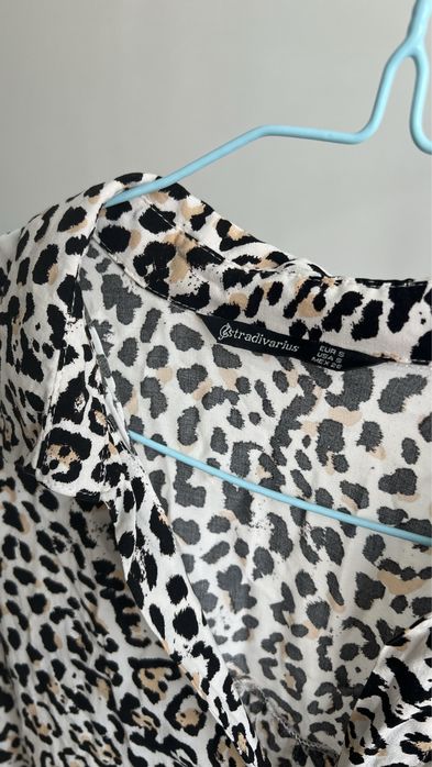 Блуза в актуальний лео принт Stradivarius