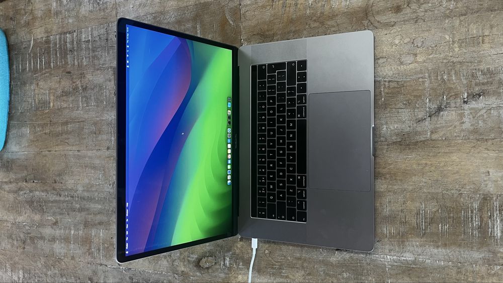 MacBook Pro 15" 2019 i9 8-Core | 32GB RAM | 1TB SSD | Radeon Pro 560X