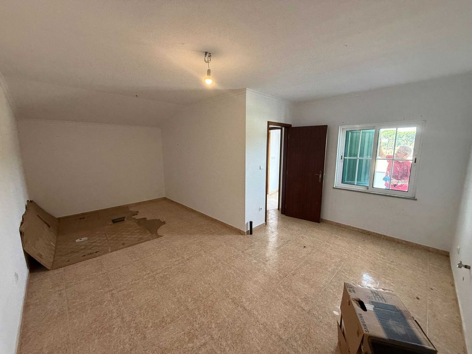 Espaço comercial e habitação com terreno