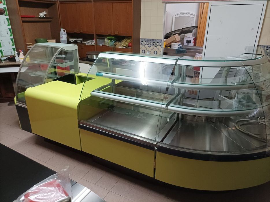 Vitrine Jordão com balcão de pastelaria